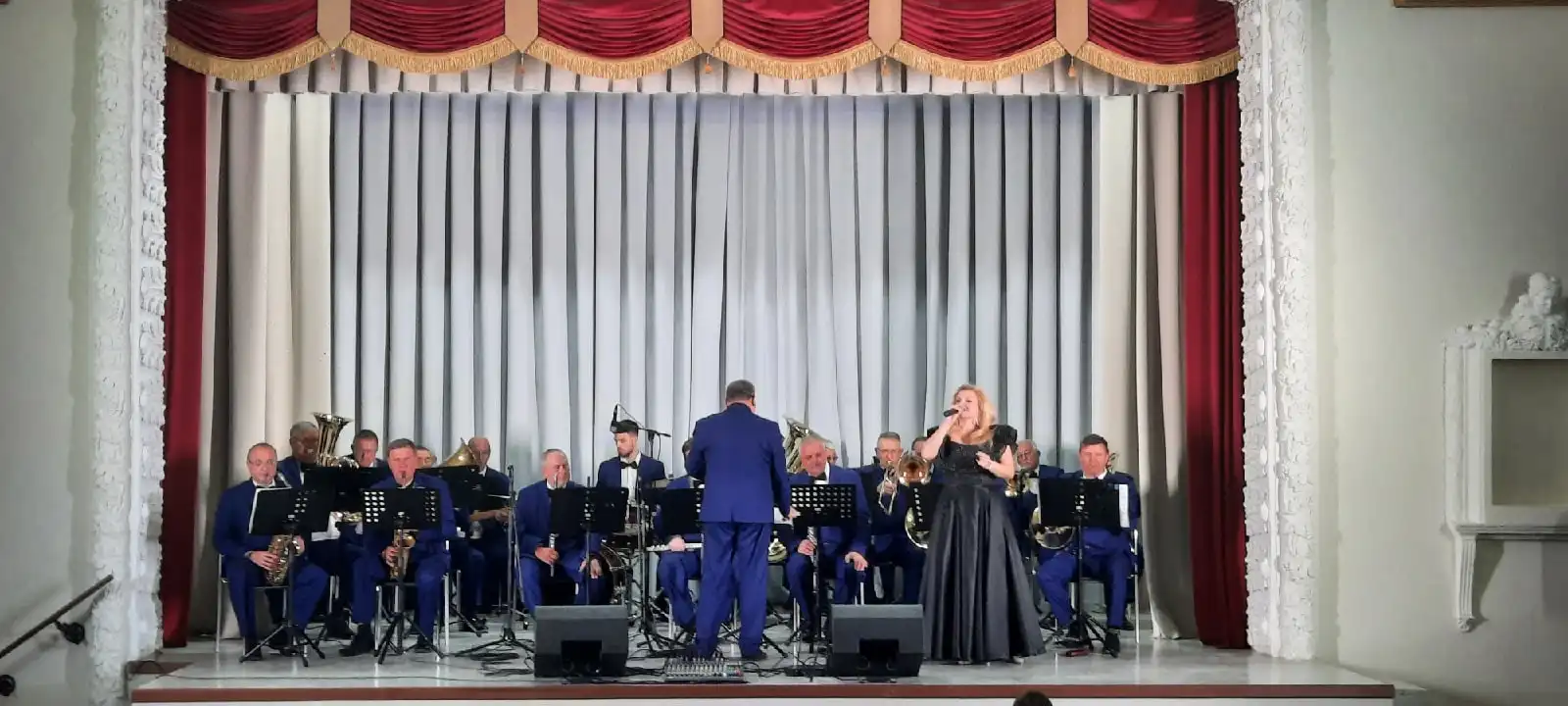 В Доме культуры села Верхнесадовое состоялся концерт эстрадно-духового оркестра