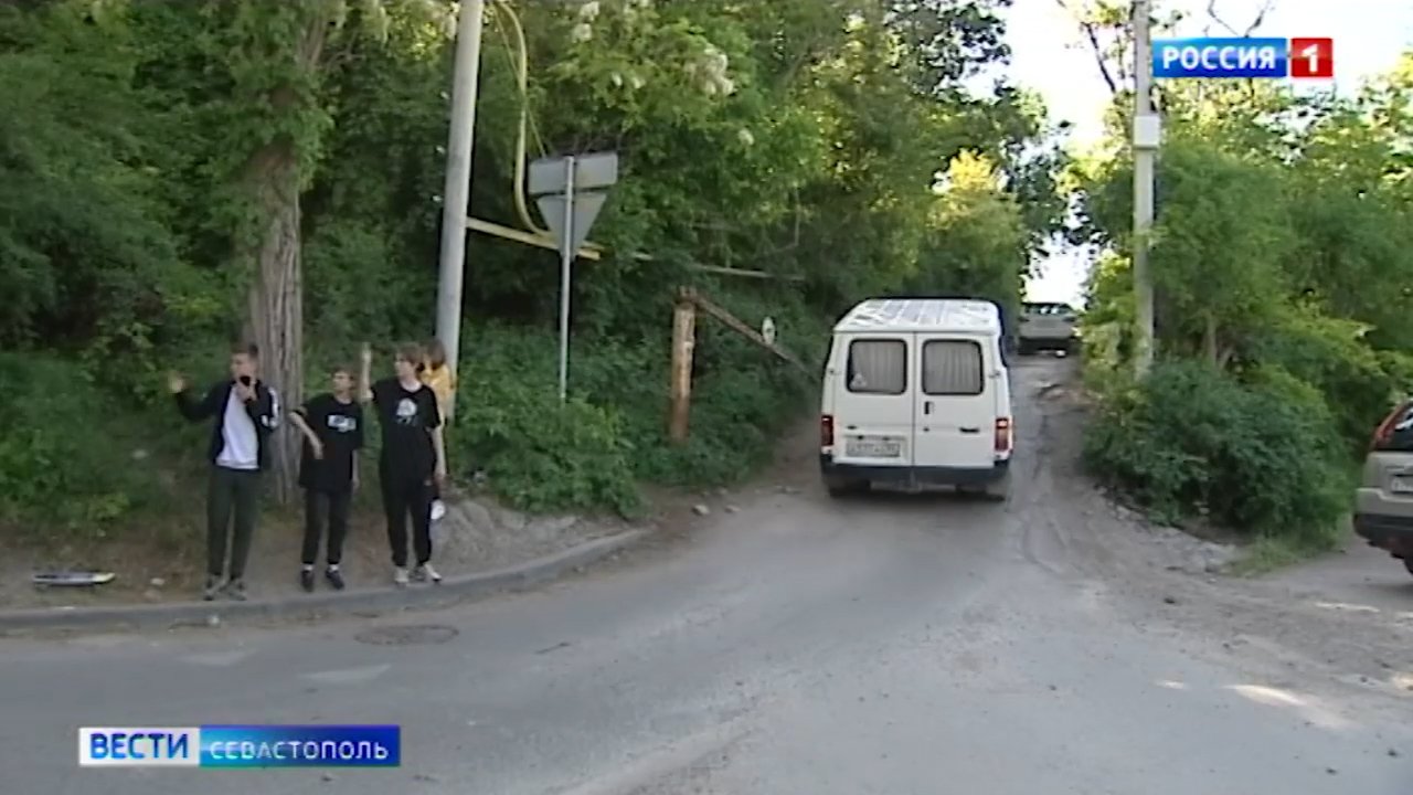 В посёлке ГРЭС под Севастополем подростки регулируют дорожное движение></div>
<div class=