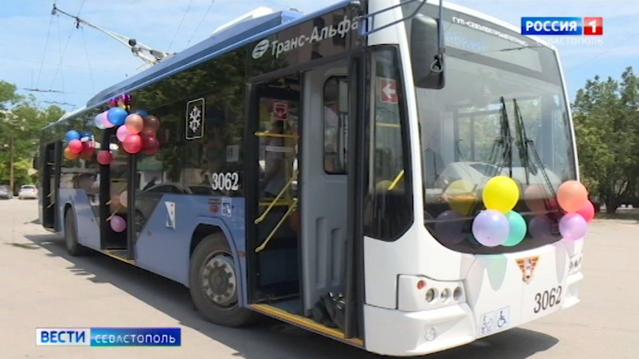 В Севастополе начал работу экскурсионный троллейбус></div>
	<div class=