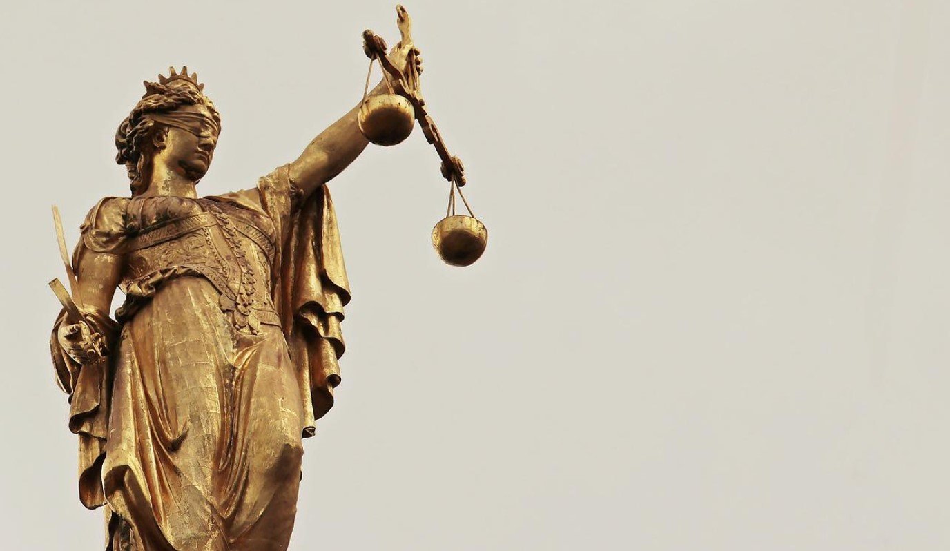 В Крыму должник по алиментам сбросил женщину с балкона восьмого этажа></div>
	<div class=