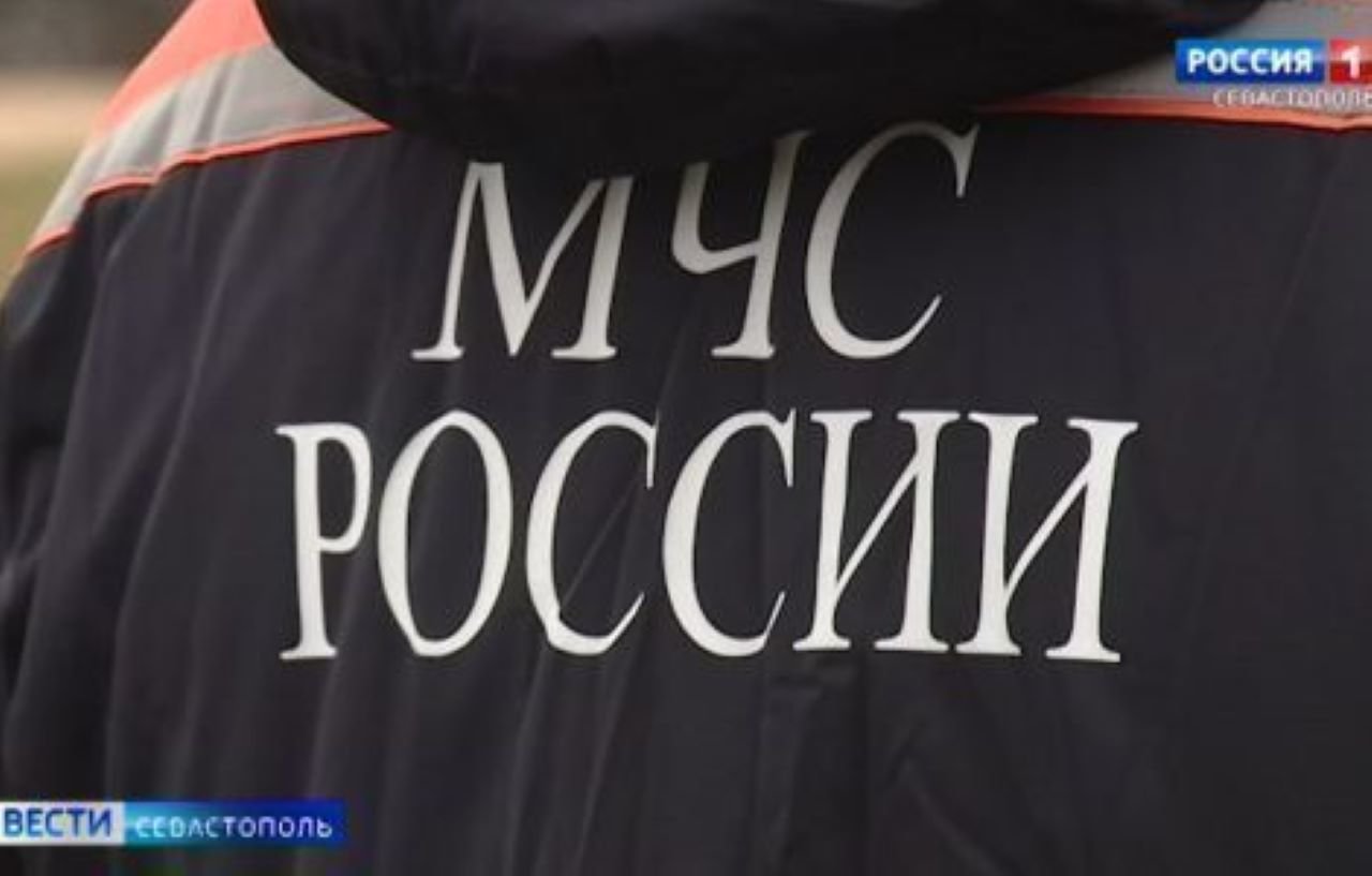 На ребёнка и четверых взрослых наехал автобус на автовокзале в Крыму></div>
	<div class=