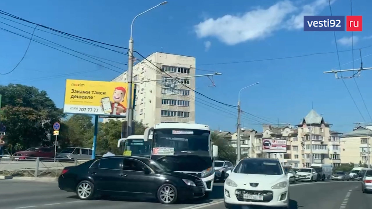 В Севастополе парализовано движение из-за ДТП с пассажирским автобусом></div>
	<div class=