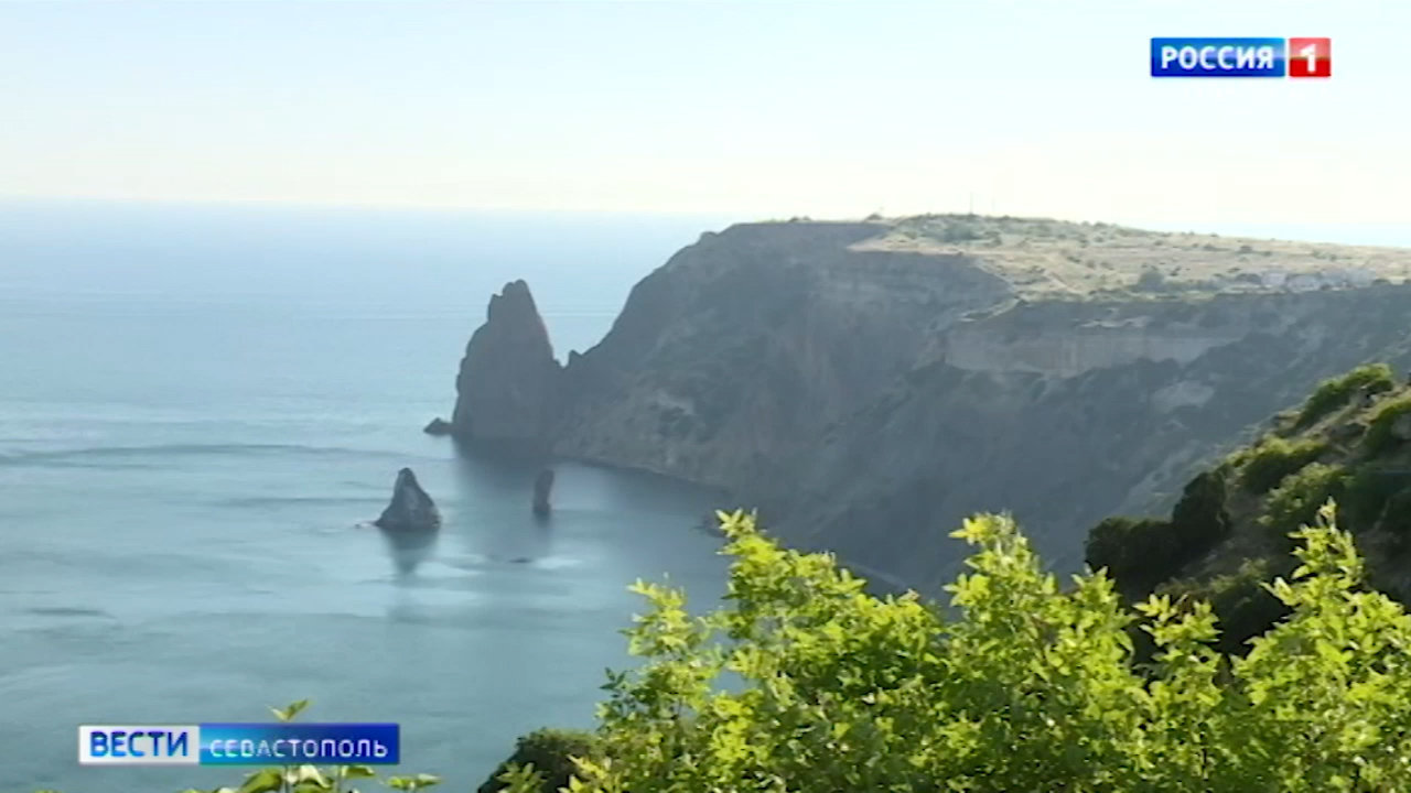 На Яшмовом пляже Севастополя двух людей унесло в море на сапборде></div>
<div class=