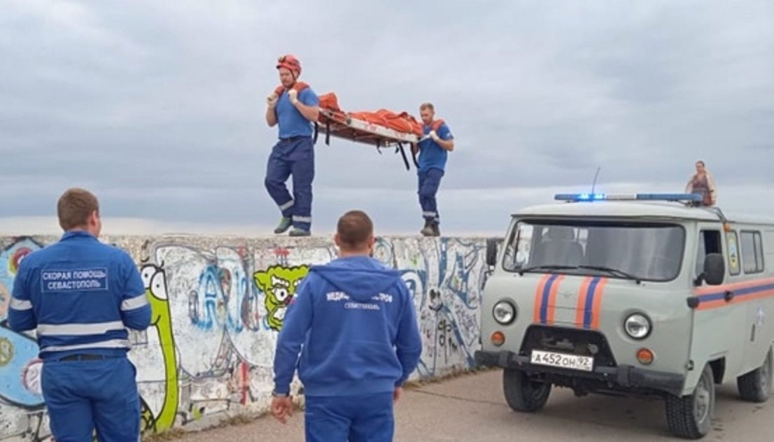 Мужчина упал с высоты на волнорезы Южного мола в Севастополе></div>
	<div class=