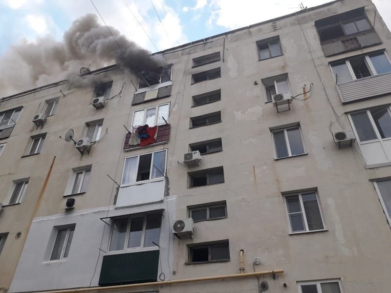 На пожаре в Крыму эвакуировали 20 человек, двух – спасли из горящей квартиры></div>
	<div class=