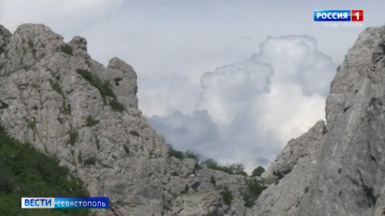 В Крыму спасатели эвакуировали женщину с детьми с горы Демерджи></div>
	<div class=