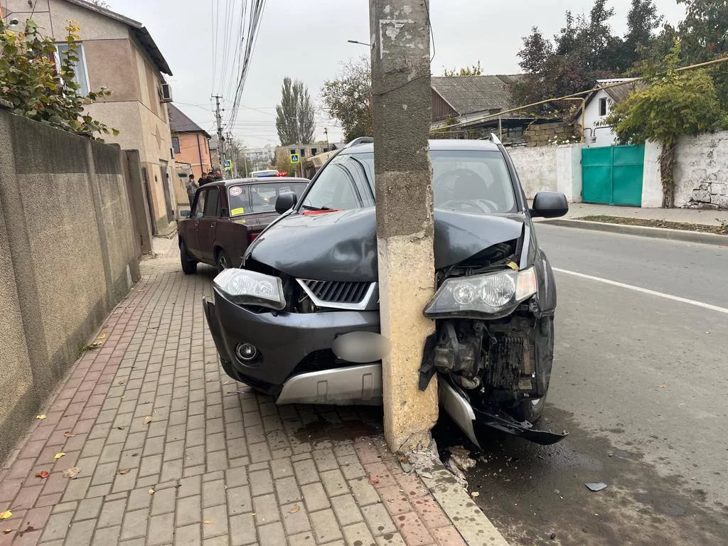 14-летний подросток на иномарке протаранил «семёрку» и опору электропередач в Крыму></div>
	<div class=