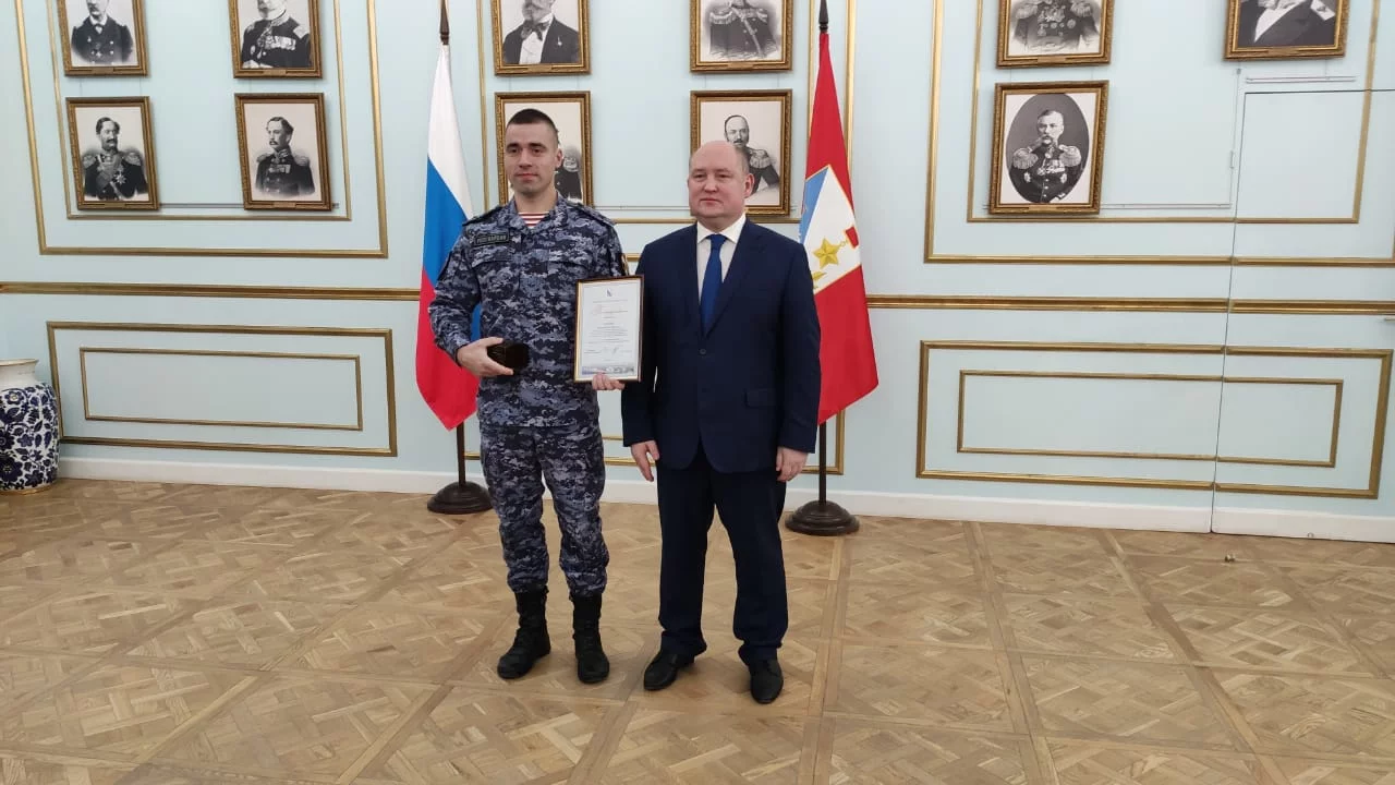 В Севастополе вручили благодарности отличившимся сотрудникам Росгвардии></div>
<div class=