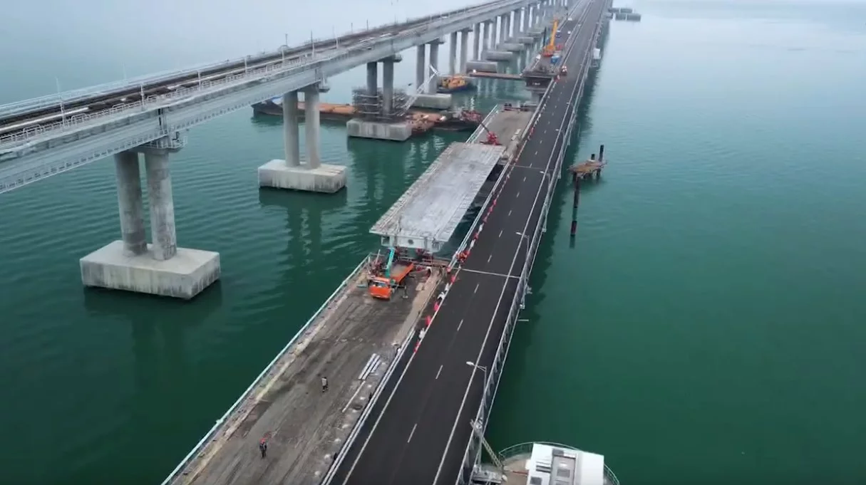 Завершена надвижка четвёртого пролёта левой части Крымского моста></div>
	<div class=