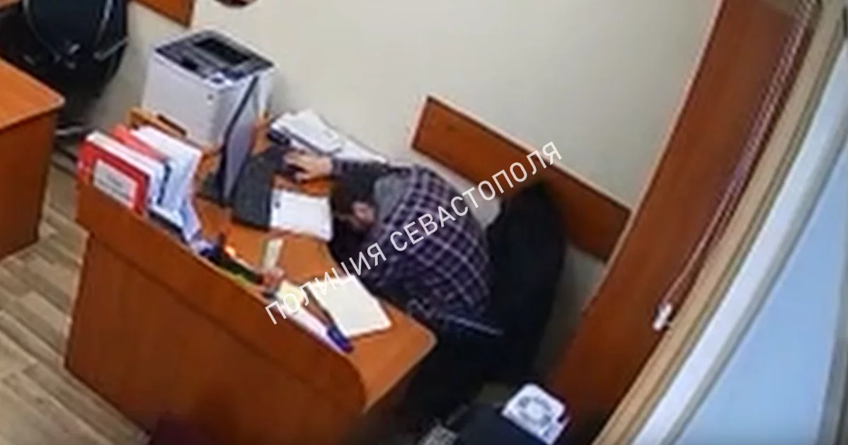 В Севастополе задержали мужчину за кражу денег у сотрудницы офиса