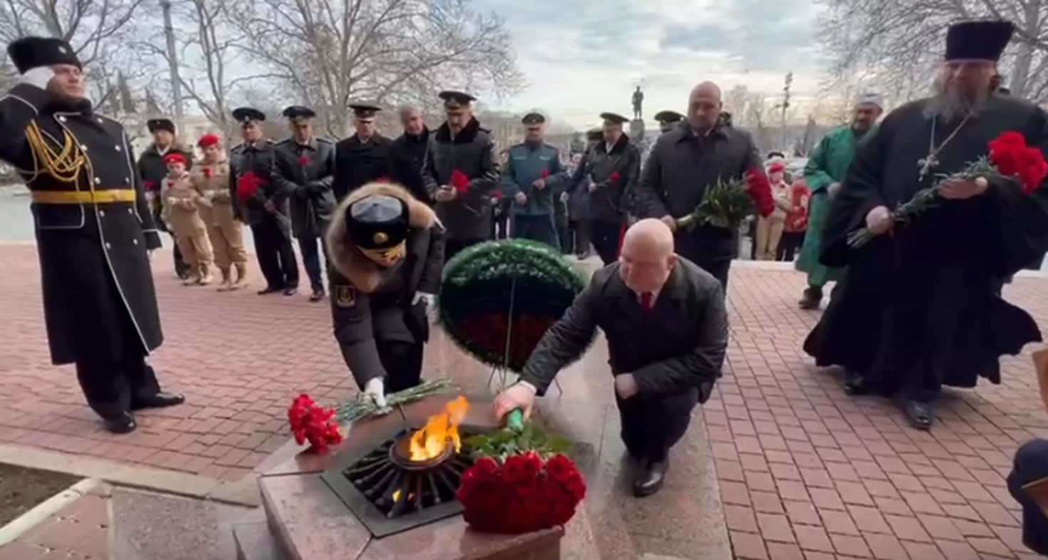В Севастополе в День защитника Отечества возложили цветы к Вечному Огню