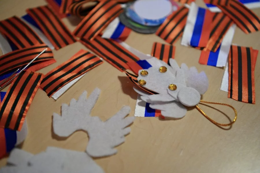 Ангелов-хранителей из фетра создали школьники Орлиного для участников СВО