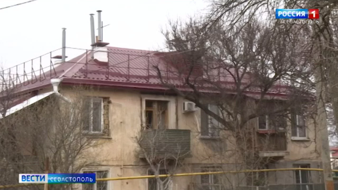 В Севастополе одновременно ремонтируют 25 крыш многоквартирных домов