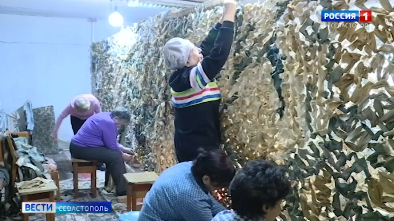 В Севастополе волонтеры плетут маскировочные сети для участников спецоперации