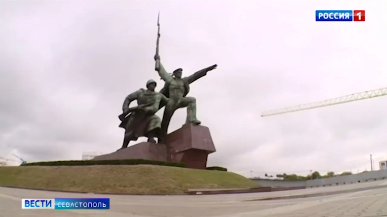 Мужчина готовил еду на Вечном огне в Севастополе></div>
	<div class=