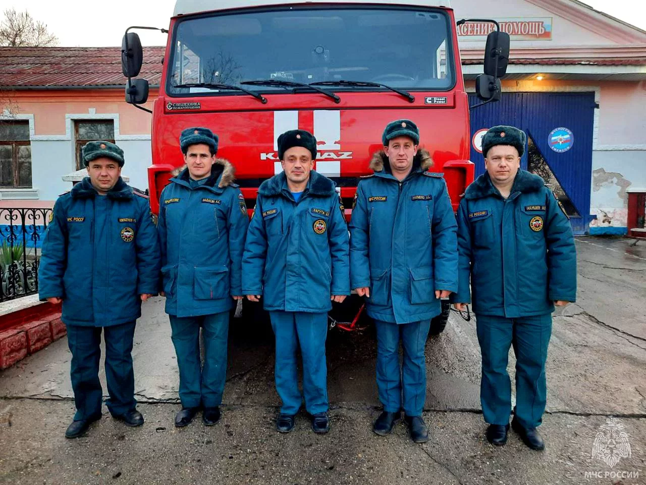 В Крыму пожарные вывели мужчину из горящего дома
