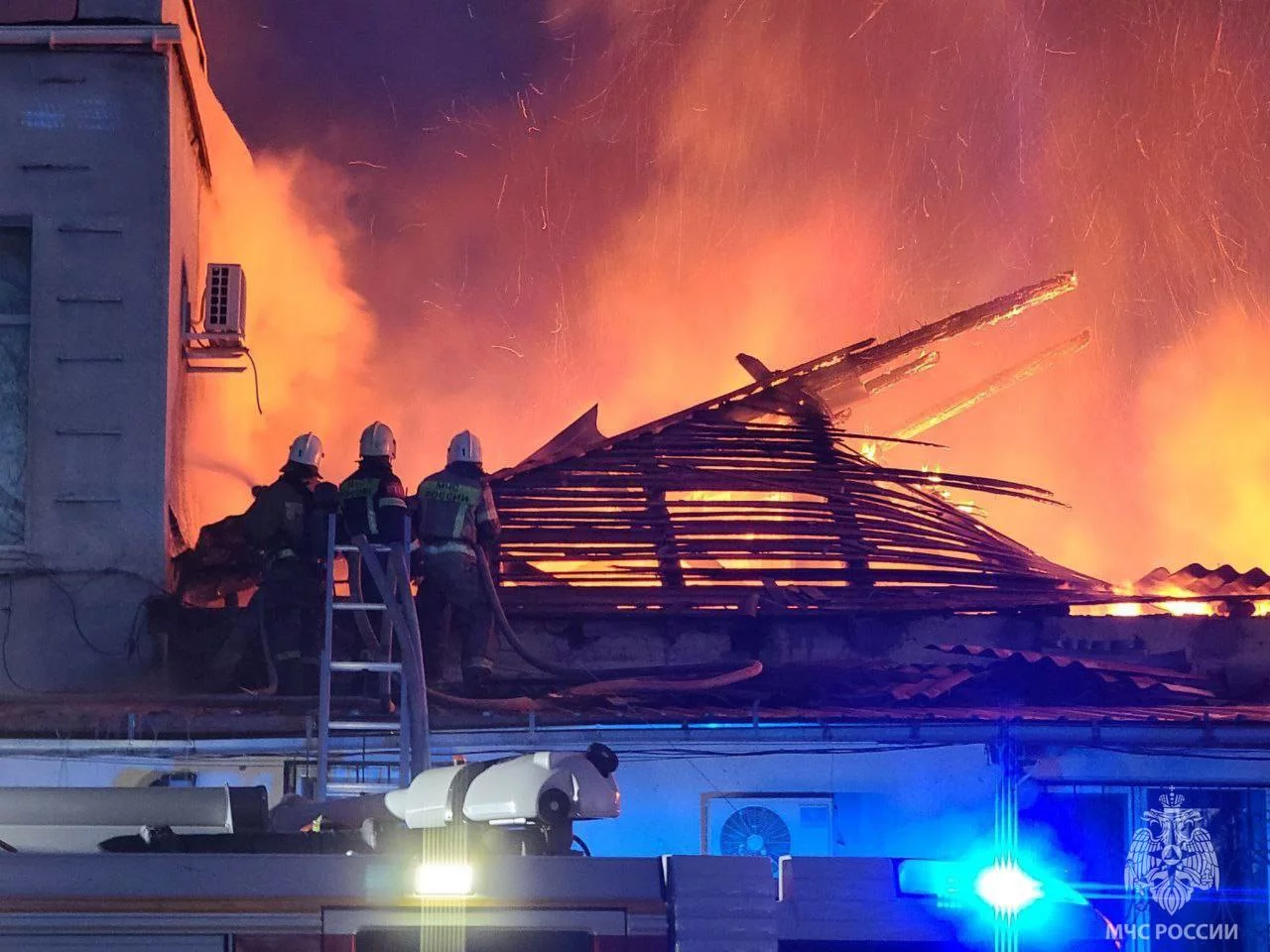 В Симферополе пожар на складе тушили 30 человек