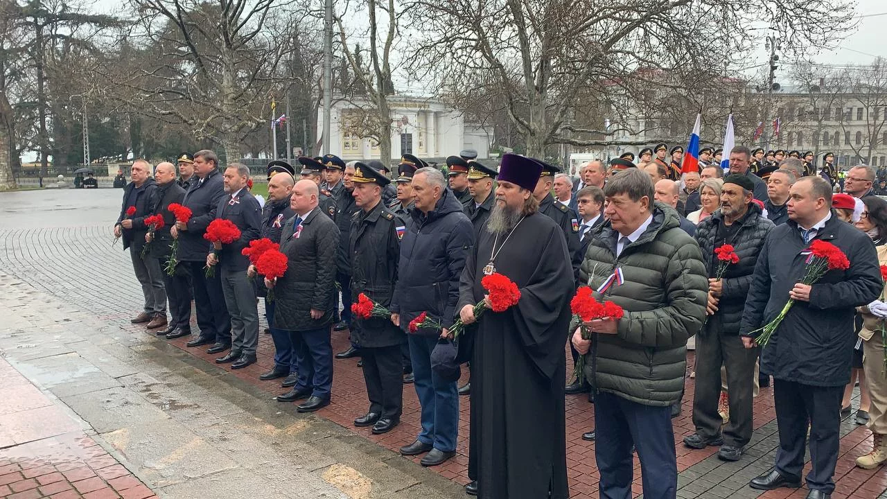 В Севастополе праздничные мероприятия 18 марта начались с возложения цветов