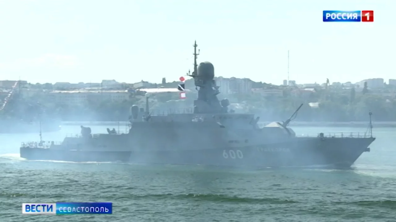Стрельбы по надводной цели провели малые ракетные корабли Черноморского флота