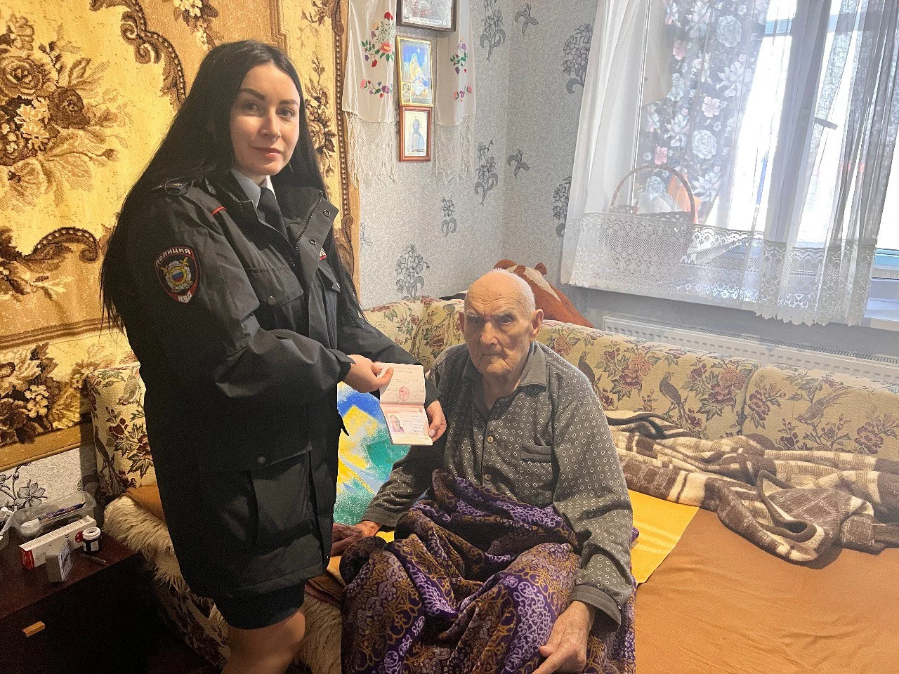 Пожилые супруги из Херсонской области получили паспорта в Крыму