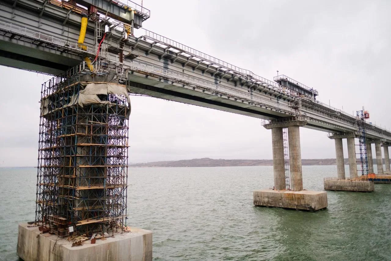 Смонтирован первый новый пролёт железнодорожной части Крымского моста