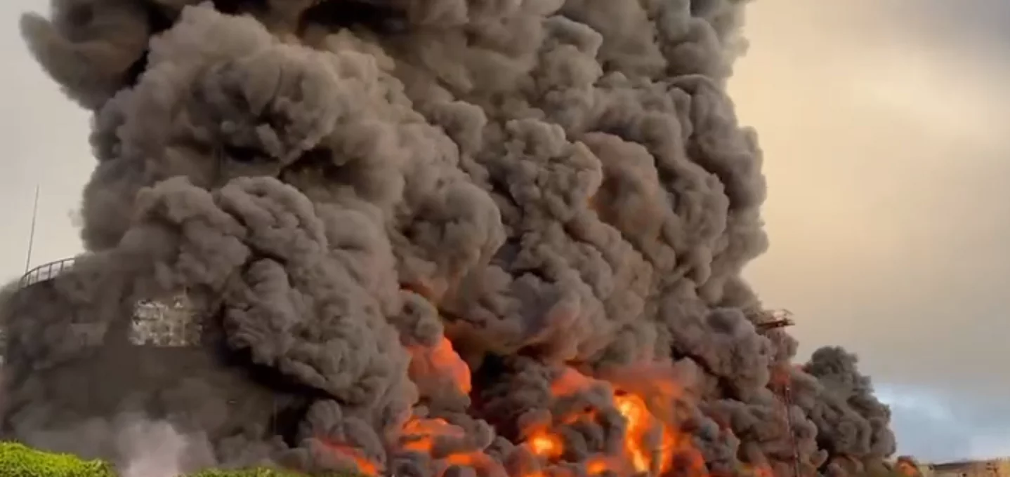 Резервуар с топливом в Севастополе тушат 18 пожарных расчётов></div>
	<div class=