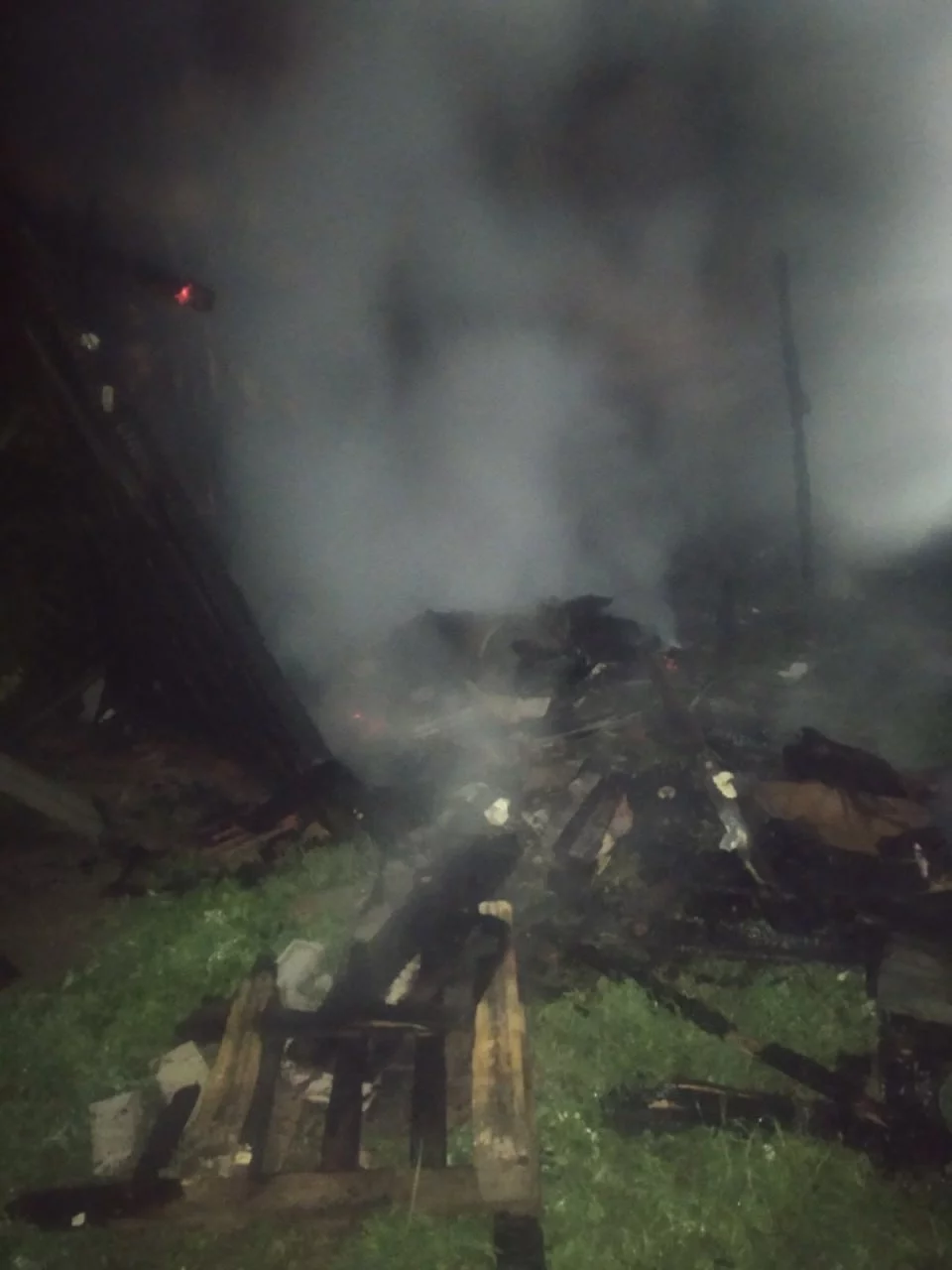 Пожар охватил хозпостройку в Бахчисарайском районе></div>
	<div class=