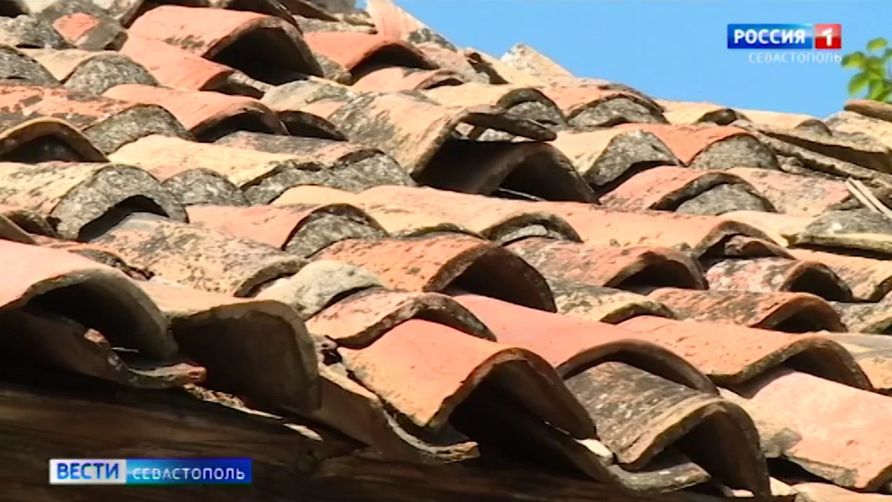 В Севастополе протекли крыши пяти домов в мощный ливень с градом></div>
	<div class=