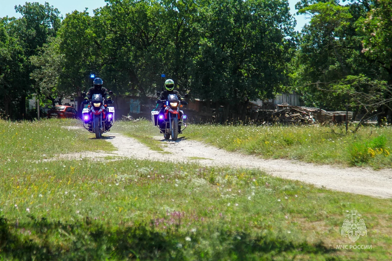 Мотогруппа и конные казачьи дружины патрулируют леса Севастополя></div>
	<div class=