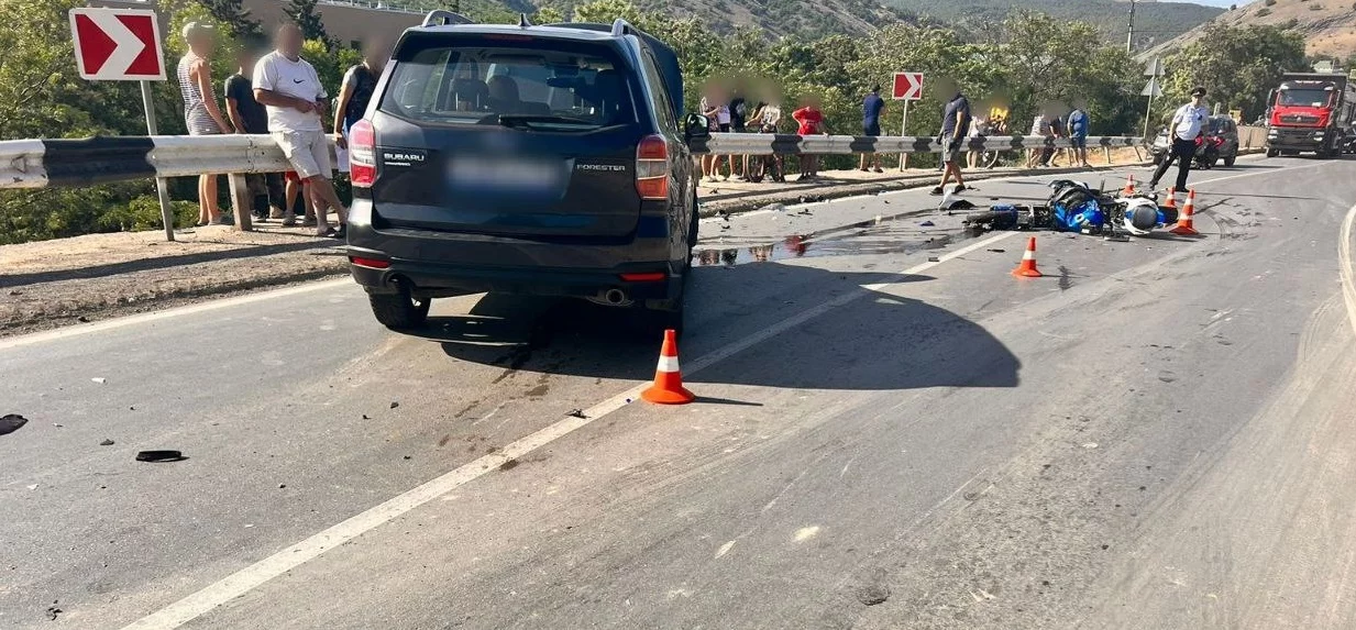 Мотоцикл взял на таран иномарку на трассе в Крыму></div>
	<div class=