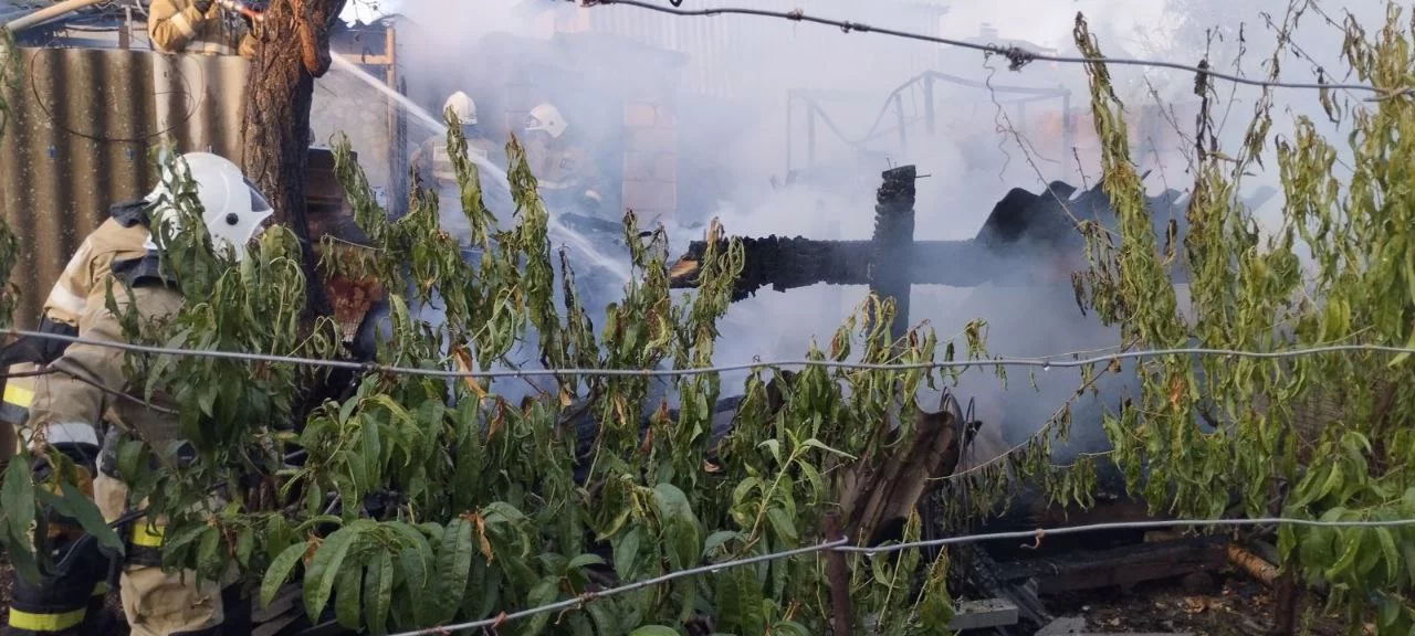 Пожар охватил хозпостройку в Крыму></div>
	<div class=