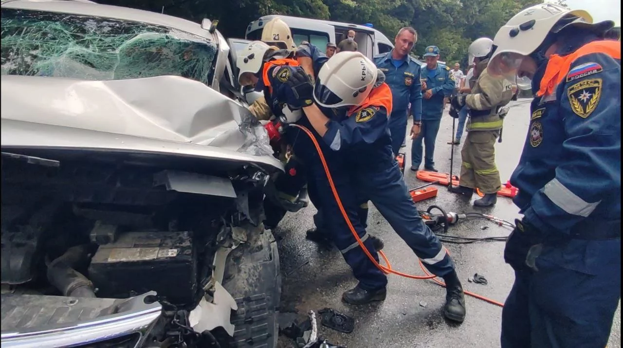 В Крыму пострадал водитель легковушки, врезавшейся в КамАЗ></div>
	<div class=