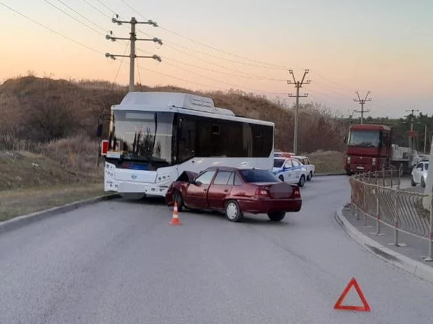 В Крыму произошло ДТП с участием рейсового автобуса, есть пострадавший></div>
	<div class=
