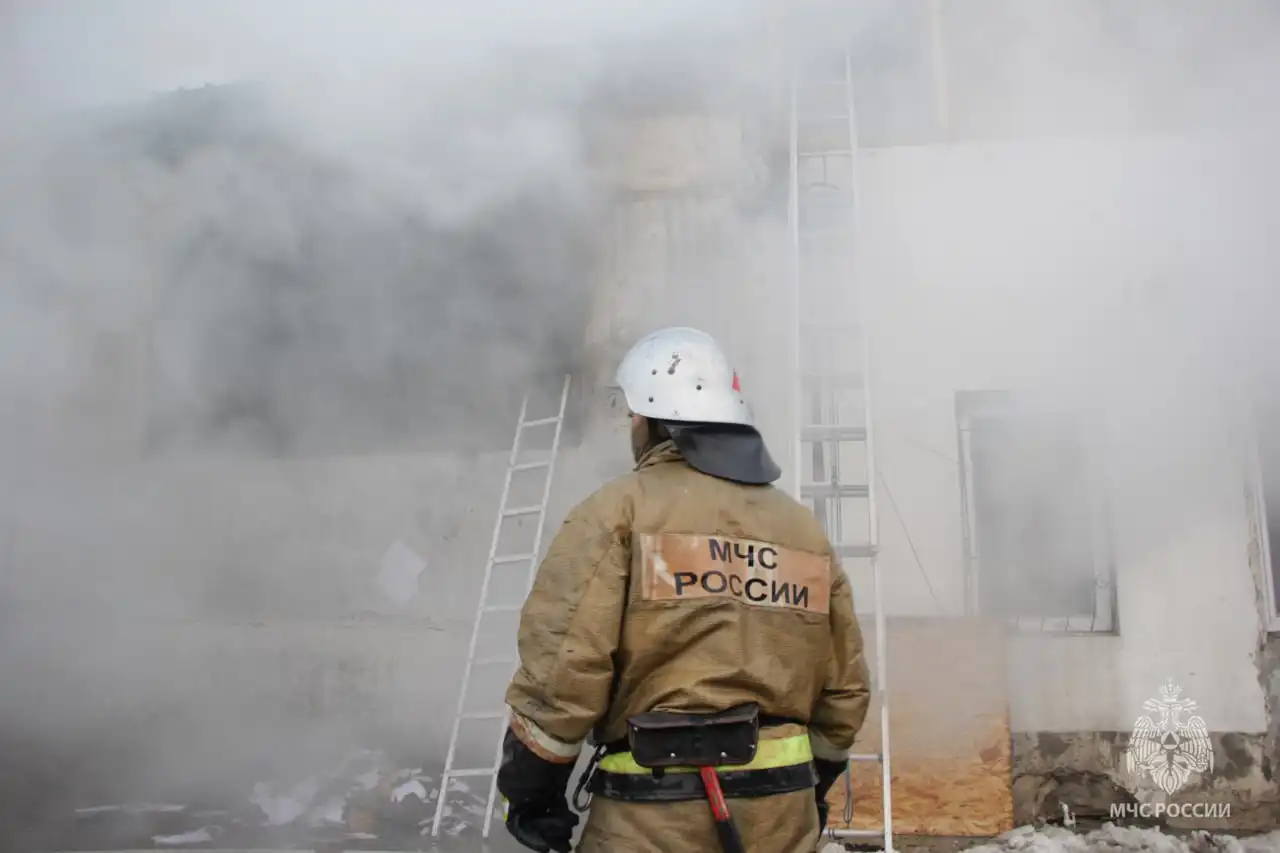 Крупный пожар охватил двухэтажный дом в Крыму></div>
	<div class=