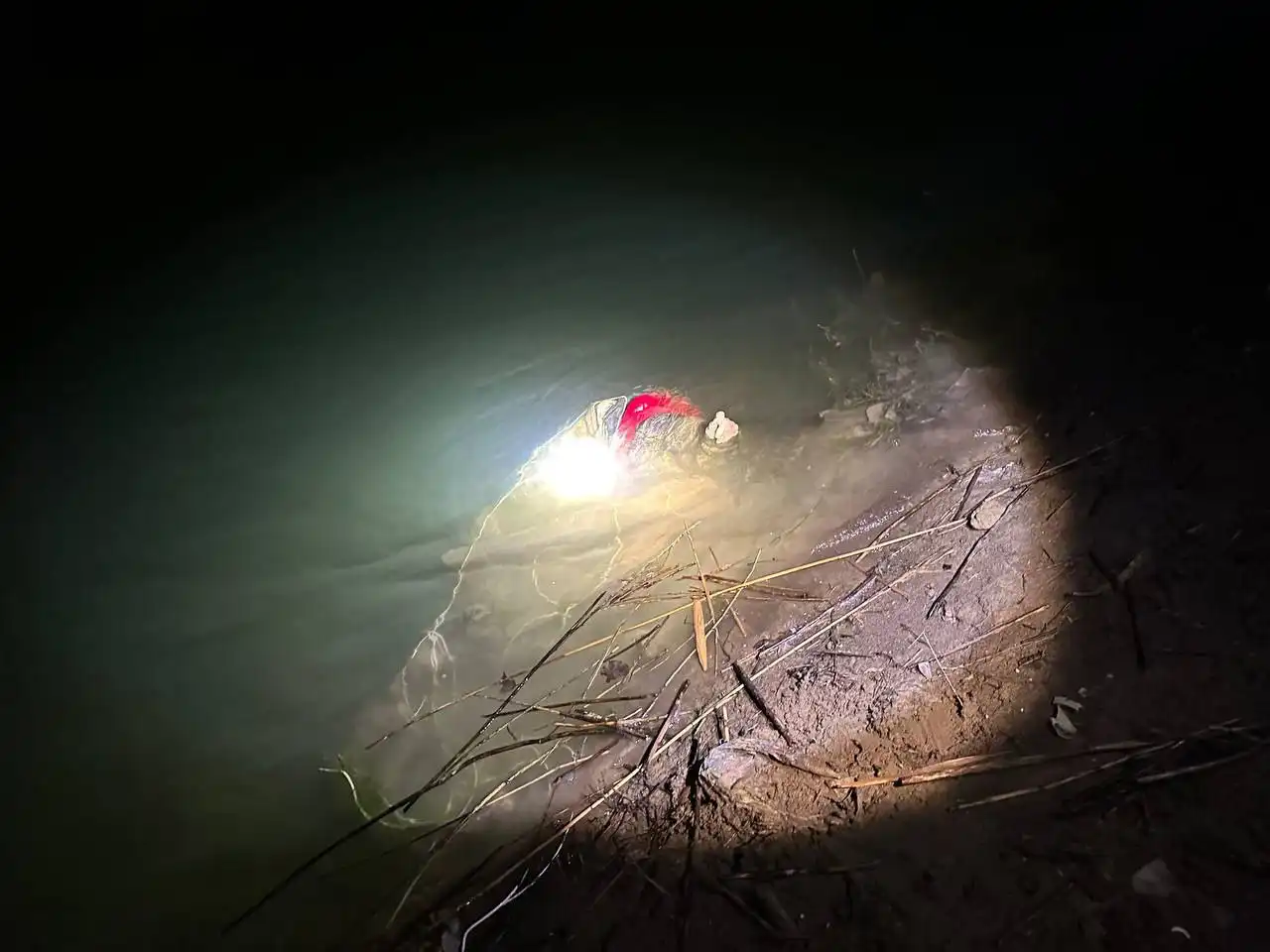 Труп мужчины найден в Северо-Крымском канале></div>
	<div class=