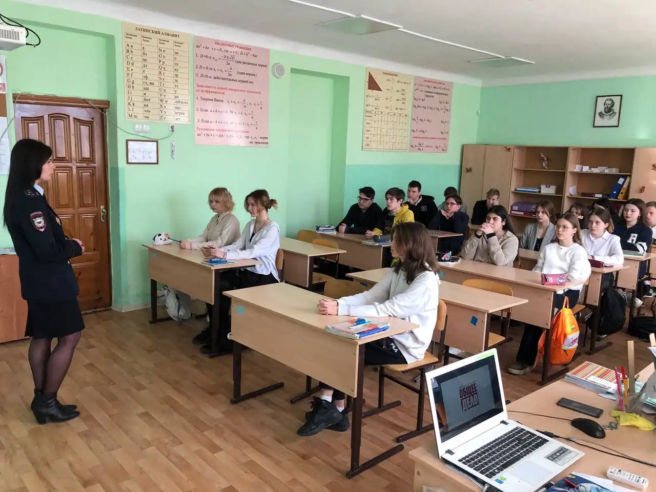 Севастопольские полицейские проводят антинаркотические занятия для старшеклассников