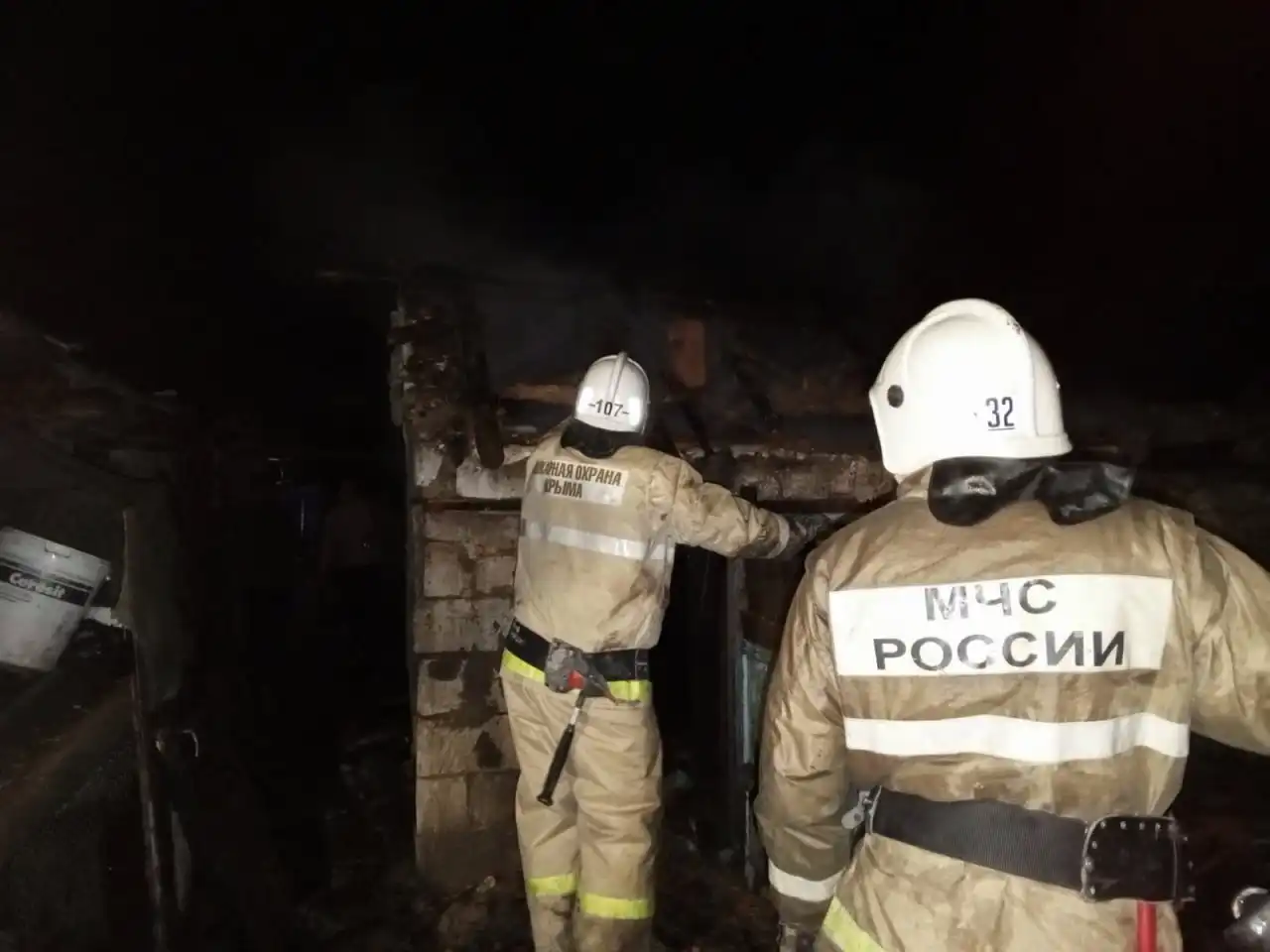 Пожар охватил хозпостройку в Крыму></div>
	<div class=