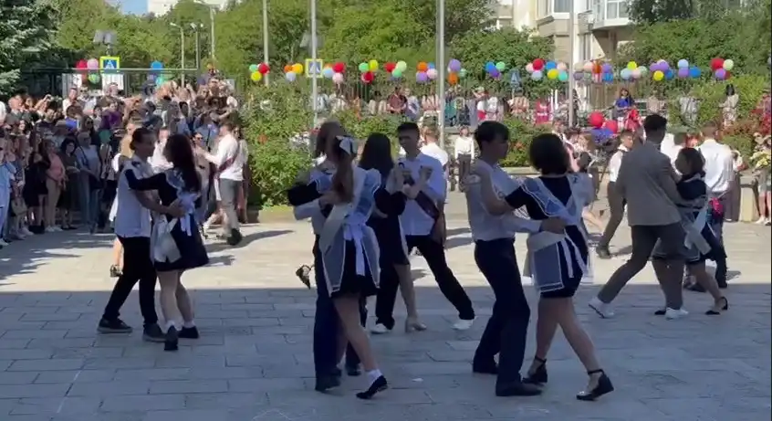 В школах Севастополя звучит последний звонок для выпускников
