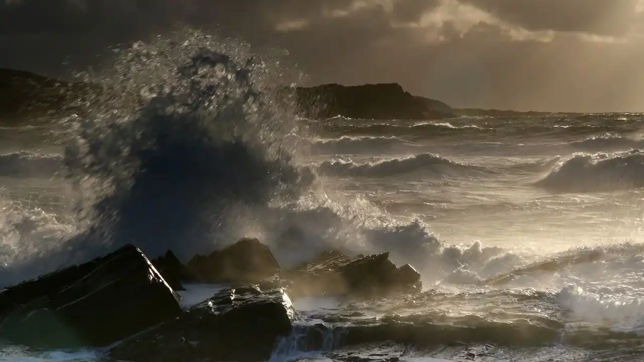 Сильный ветер ожидается в Крыму с 24 по 26 мая></div>
	<div class=