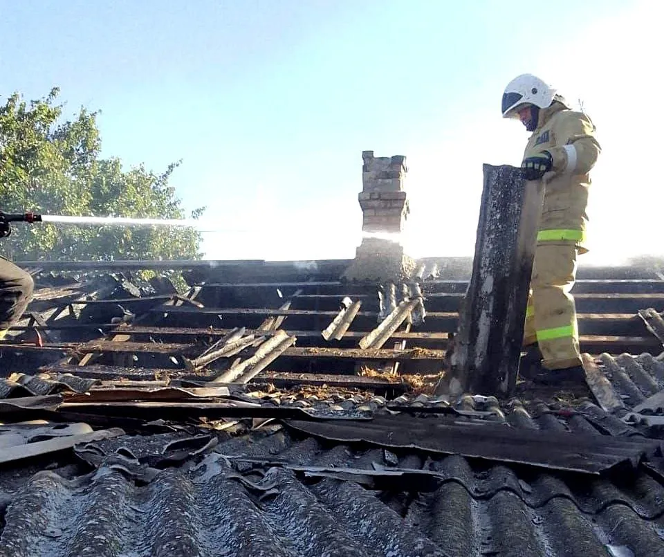 Одноэтажный дом загорелся в Первомайском районе Крыма></div>
	<div class=