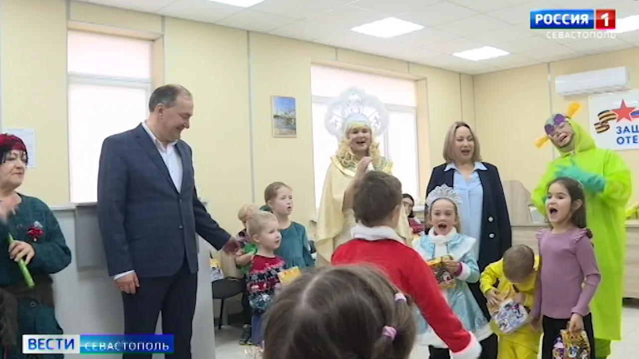 Депутат Госдумы Дмитрий Белик вручил новогодние подарки детям участников СВО></div>
<div class=