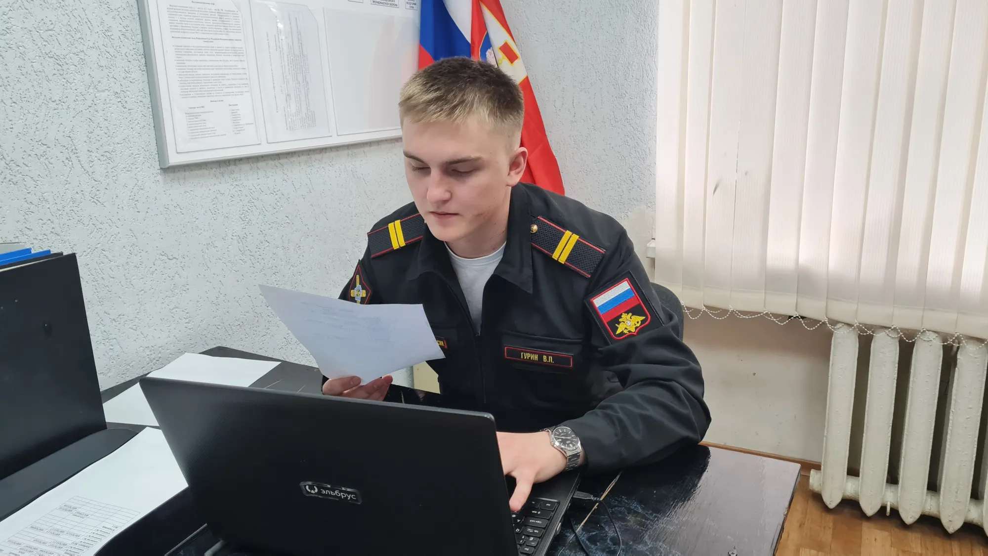 В Севастополе сотрудники пункта отбора помогают желающим заключить контракт на военную службу></div>
	<div class=