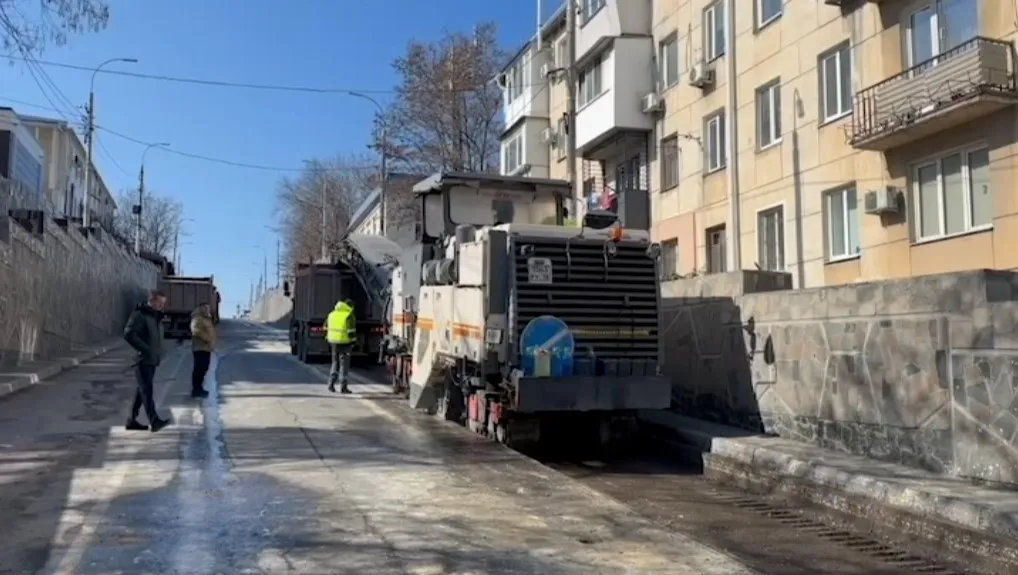 На улице Адмирала Октябрьского началось фрезерование асфальтобетонного покрытия></div>
	<div class=