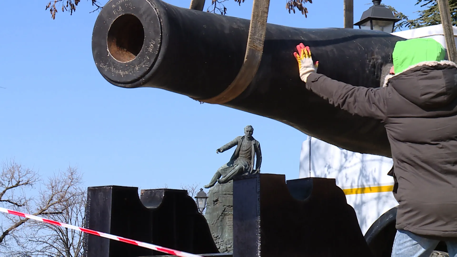 На Малаховом кургане установили новый лафет пушки XIX века></div>
<div class=