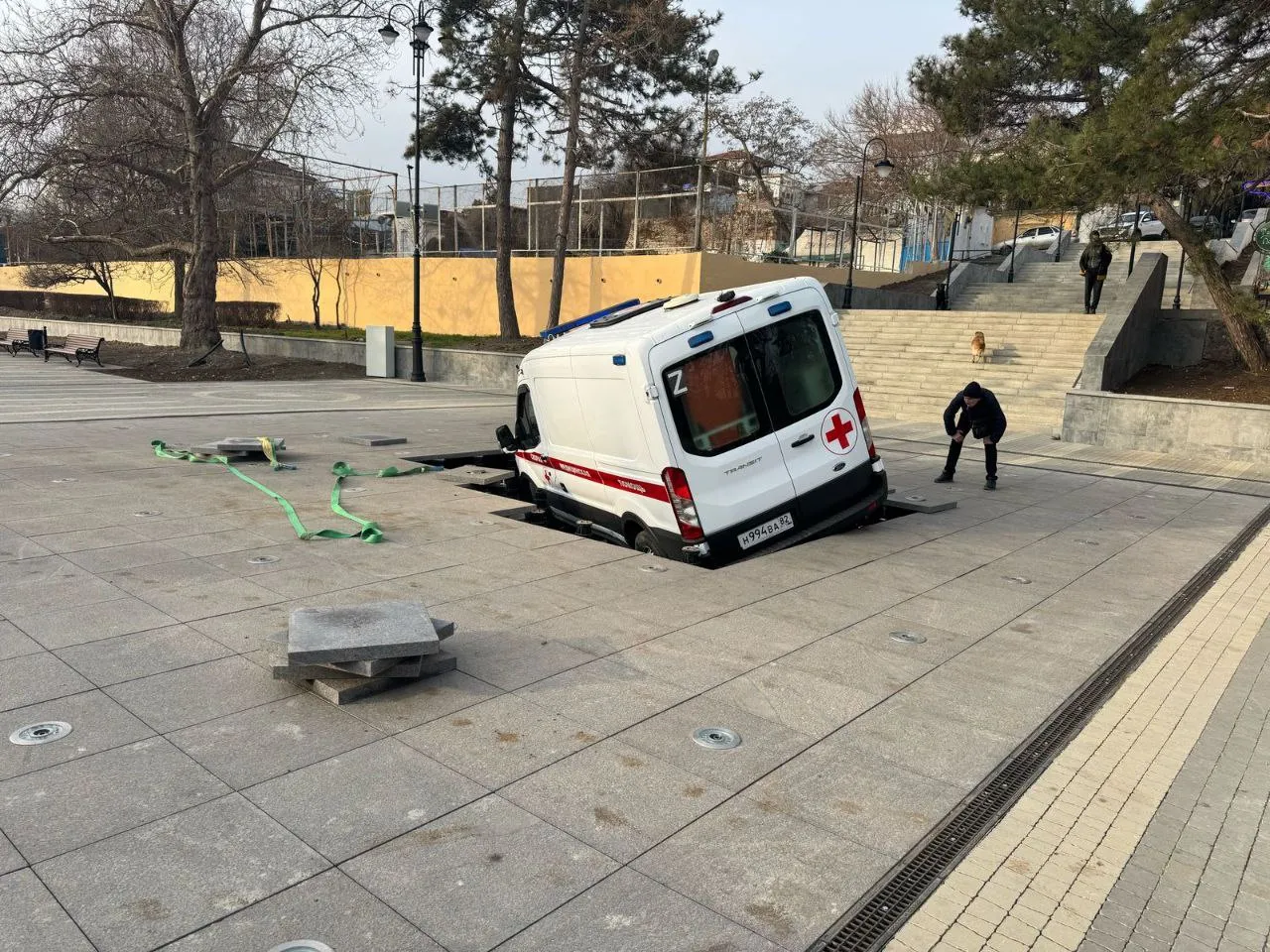 В Феодосии машина СМП сломала новый светомузыкальный фонтан></div>
	<div class=