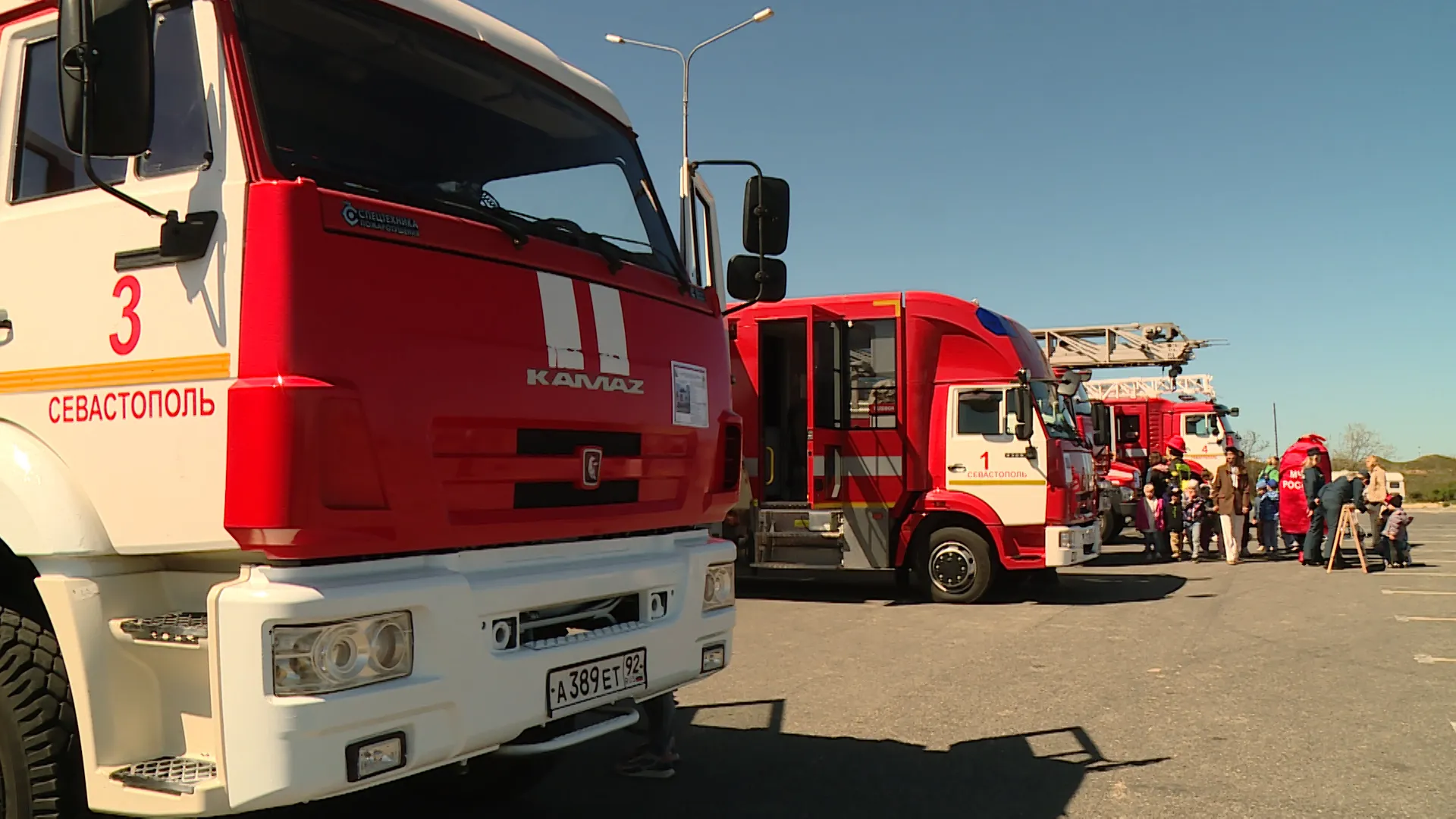 В День пожарной охраны в Севастополе сотрудники МЧС провели для детей экскурсию></div>
<div class=