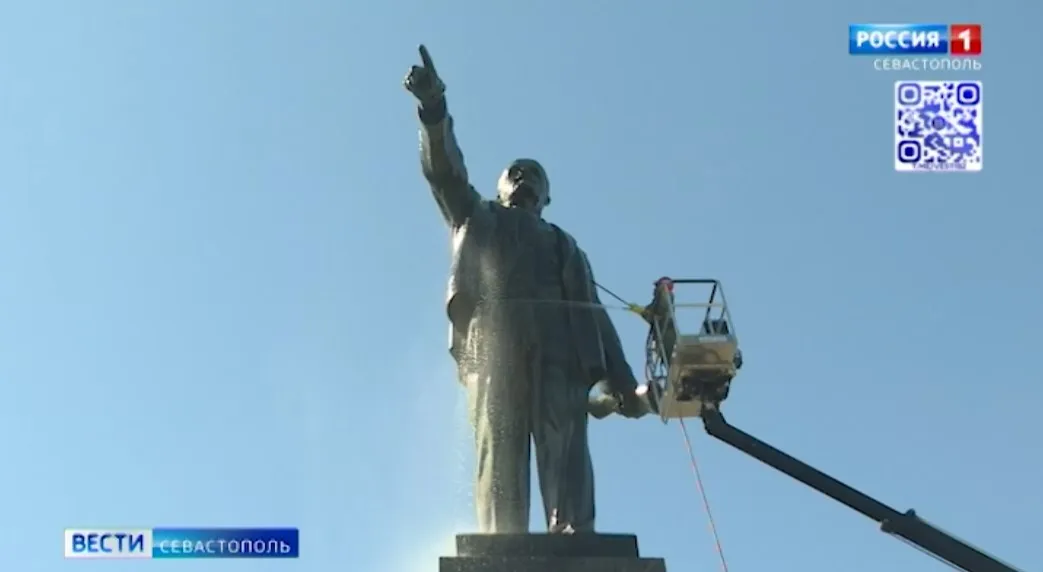 В преддверии майских праздников в Севастополе моют памятники></div>
	<div class=