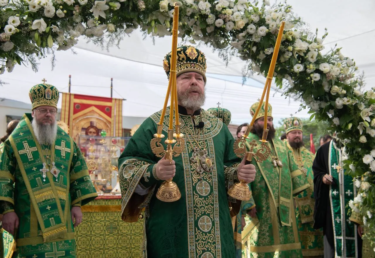 Развожаев посетил литургию в Свято-Троицком женском монастыре в Симферополе></div>
	<div class=