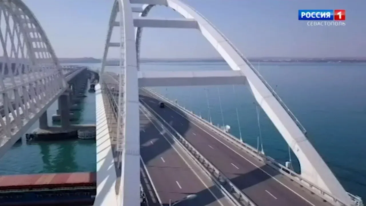Крымский мост перекрыт для транспорта днём 6 июня></div>
	<div class=
