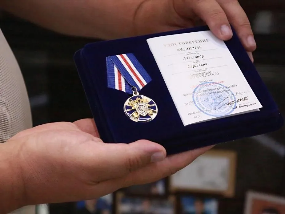 СК посмертно наградил медалью военкора из Крыма Александра Федорчака></div>
	<div class=